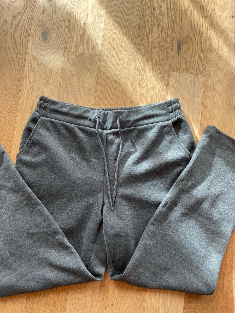 Pantaloni: Graue Joggpant, Grösse 40/42 – Usato da Oberwil BL venduto da another-day-of-sun 1