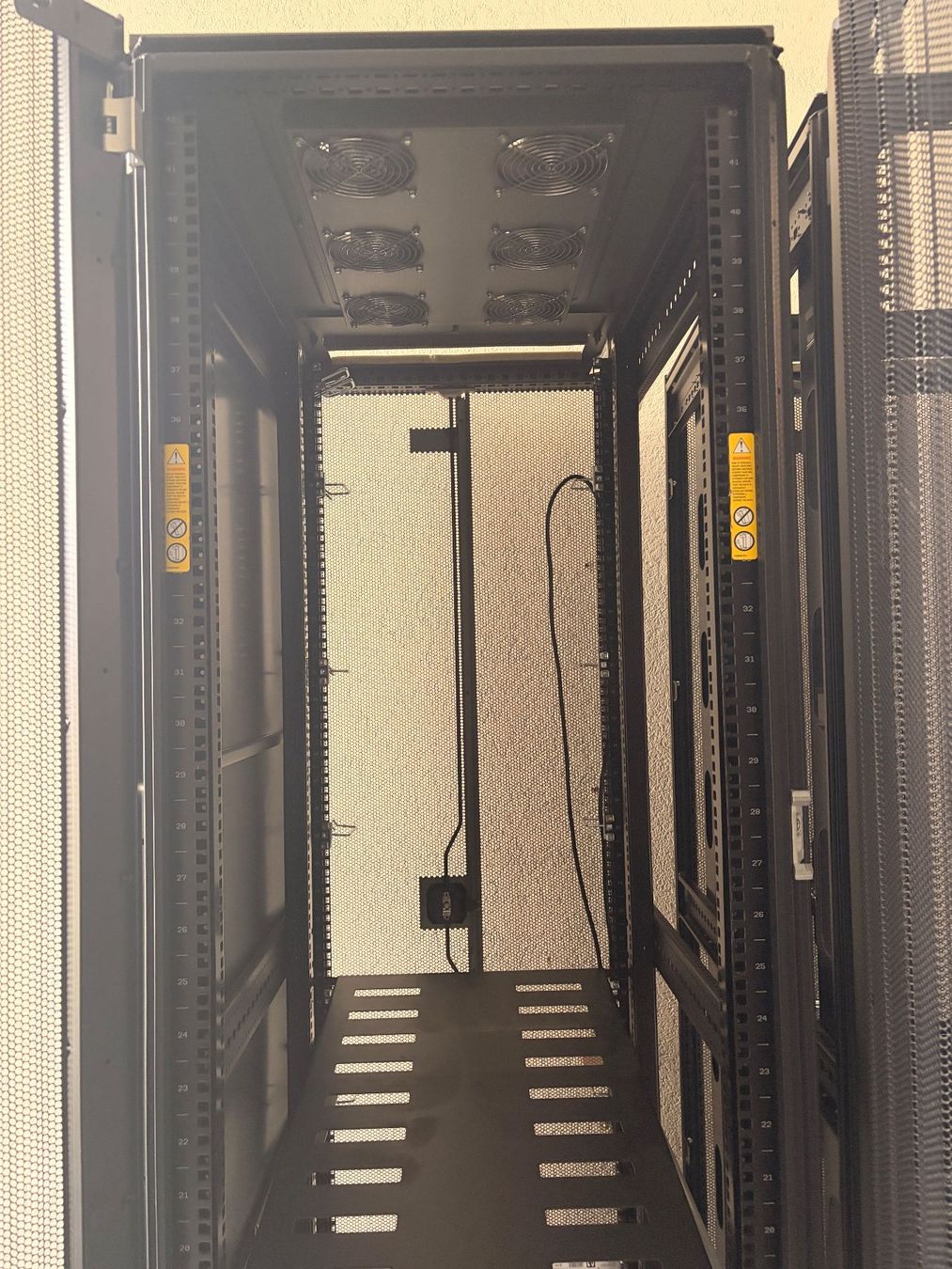 Hewlett Packard Racks & Ständer: 2x HP Serverrack / Serverschrank 42U Occasion – Gebraucht aus Münsingen von Dietschi68 3