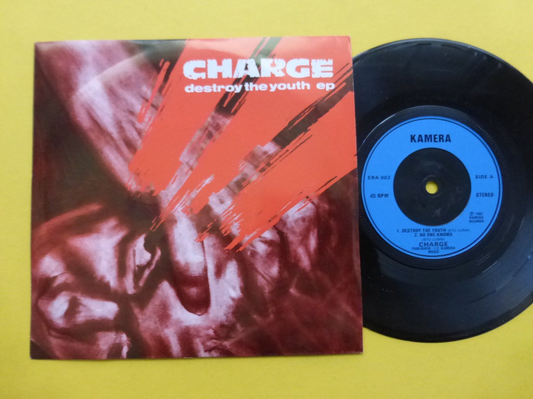 Dischi in vinile: Charge – Destroy The Youth EP – Usato da Zürich venduto da Swiss57