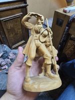 Holzfigur Wanderer mit Kind, Handgeschnitzt (DU)