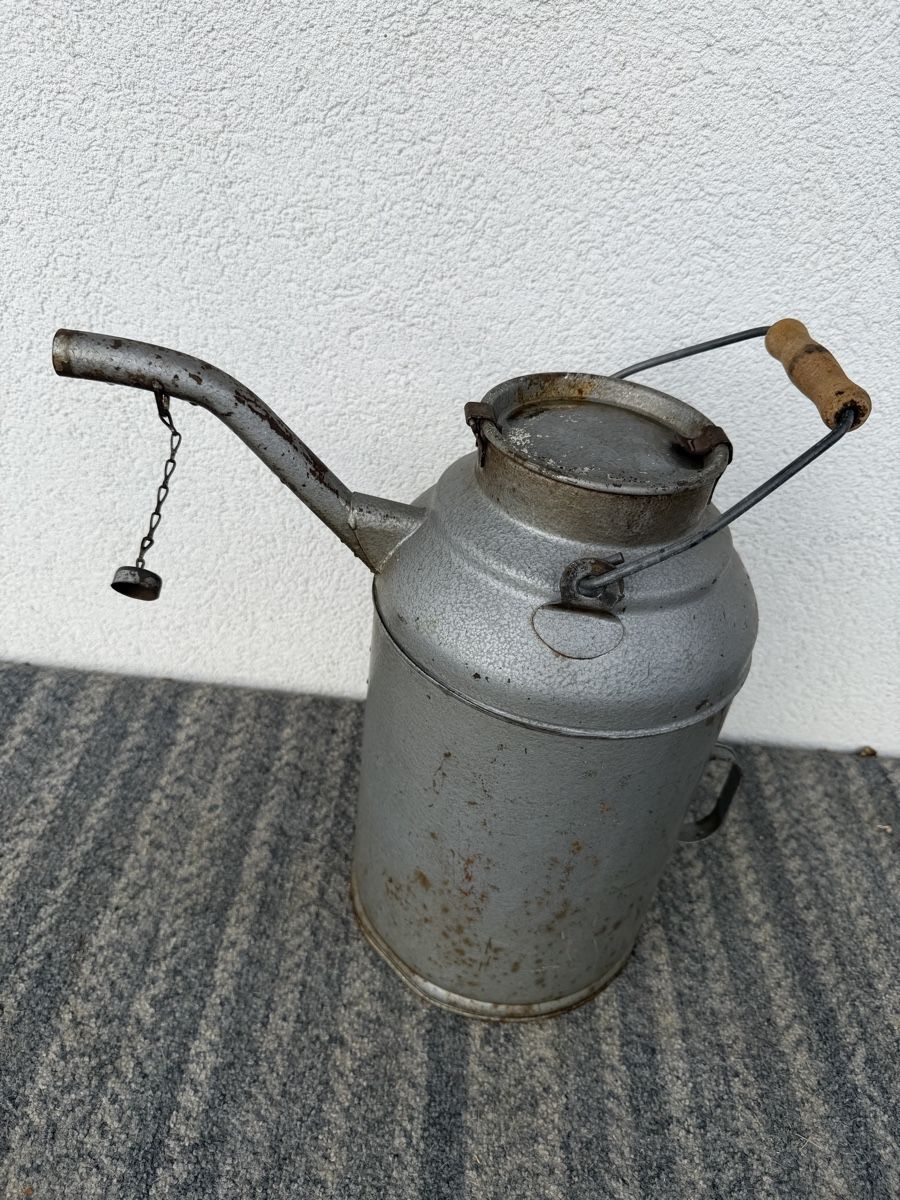Bewässern & Giessen: Antike Ölkanne – Gebraucht aus Tennwil von Zenayda
