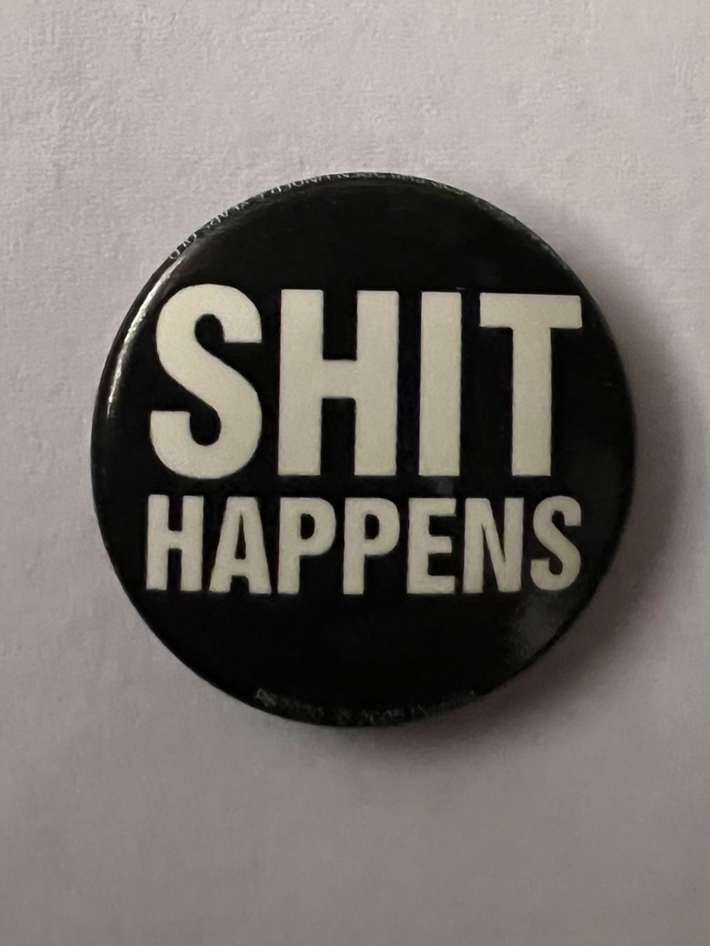 Spille & Fermagli: Button «SHIT HAPPENS» – Usato da Zürich venduto da rigani