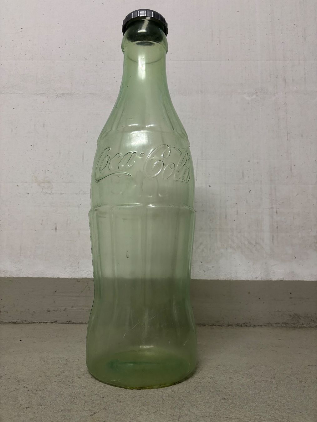 Coca-Cola Salvadanai: Grosse Coca Cola Plastikflasche Spardose 60cm – Usato da Sonterswil venduto da VD-Service 2