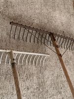 Zwei Gartenrechen mit Holzstiel gebrauchter Zustand