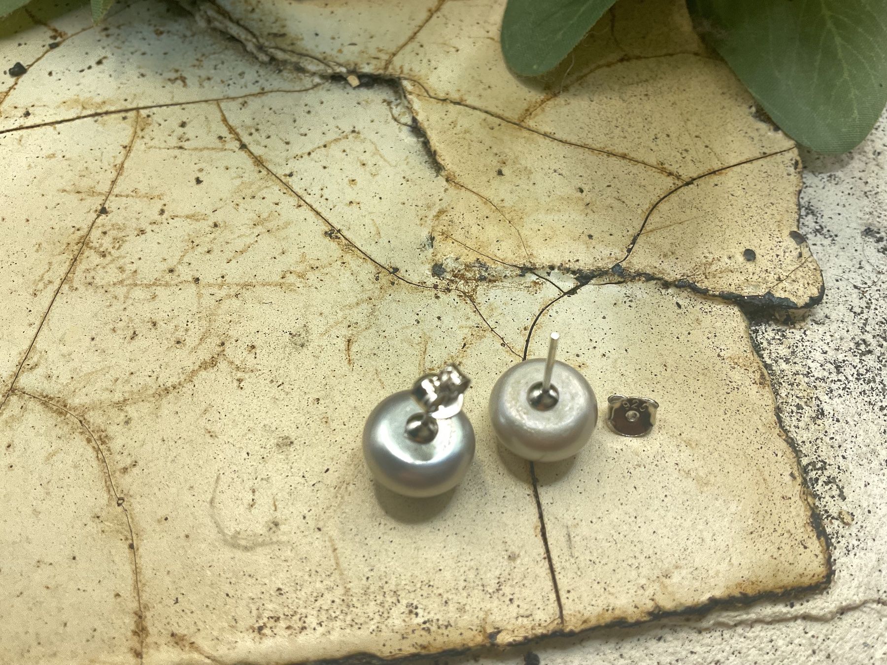 Ohrringe & -stecker: Ohrstecker grosse graue Perlen, Sterlingsilber – Neu (gemäss Beschreibung) aus luzern von Alpendorf1 2
