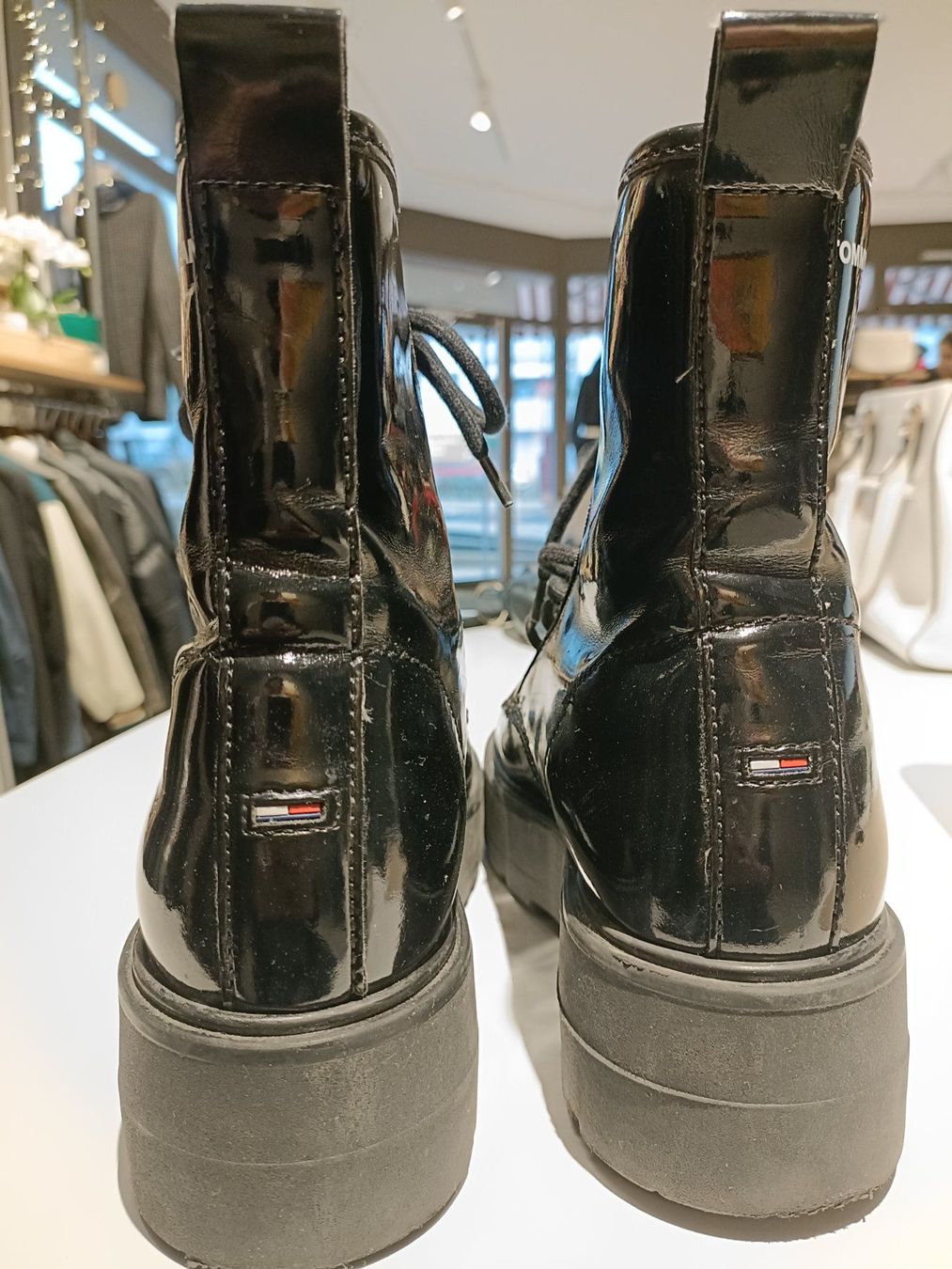 Tommy Hilfiger Scarpe da donna: Tommy Hilfiger Boots Schwarz Lack Gr. 40 – Usato da Zollikofen venduto da Proseco 2