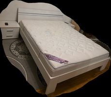 Doppelbett mit Matratze