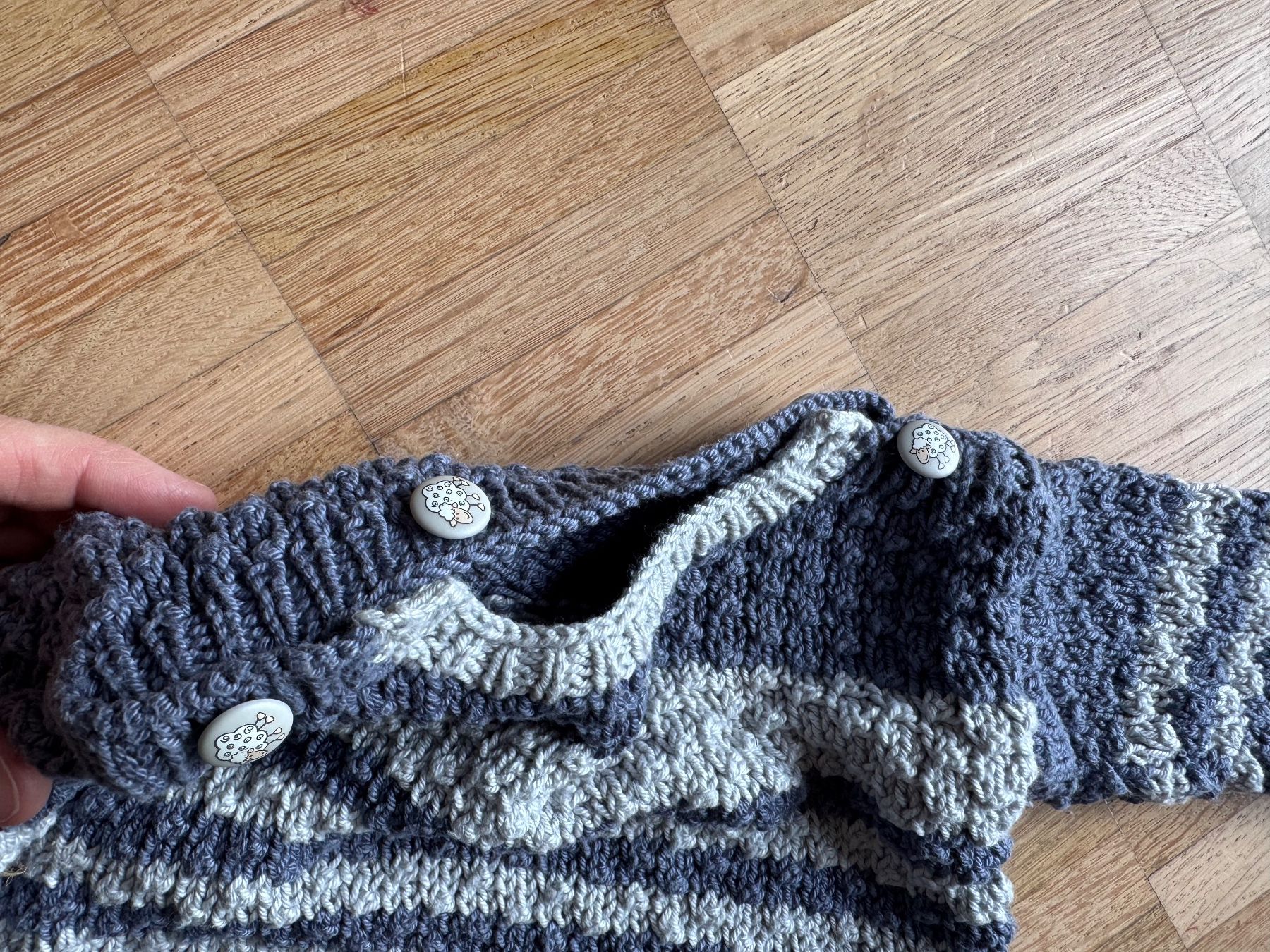 Maglioni & Felpe: Handgestrickter, warmer Baby Pullover, Gr. 62-68, Blau/Grau – Usato da Zürich venduto da mybuybye 2