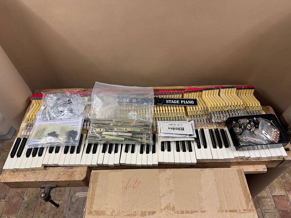 Rhodes Strumenti musicali: Fender Rhodes Mark II 88 Ersatzteile – Usato da Basel venduto da grume35 1