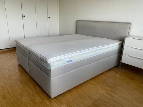Betten: Hellgraues Doppelbett im Boxspring-Stil mit Kopfteil – Gebraucht aus Zürich von Vichr 3