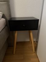 2 schwarze Nachttische