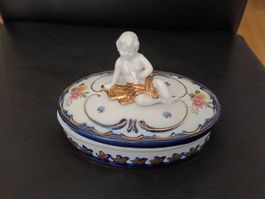 Porzellandose oval mit Putto, bemalt und vergoldet