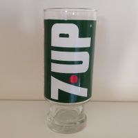 Verre vintage 7UP Wet & Wild sur piédestal 70s