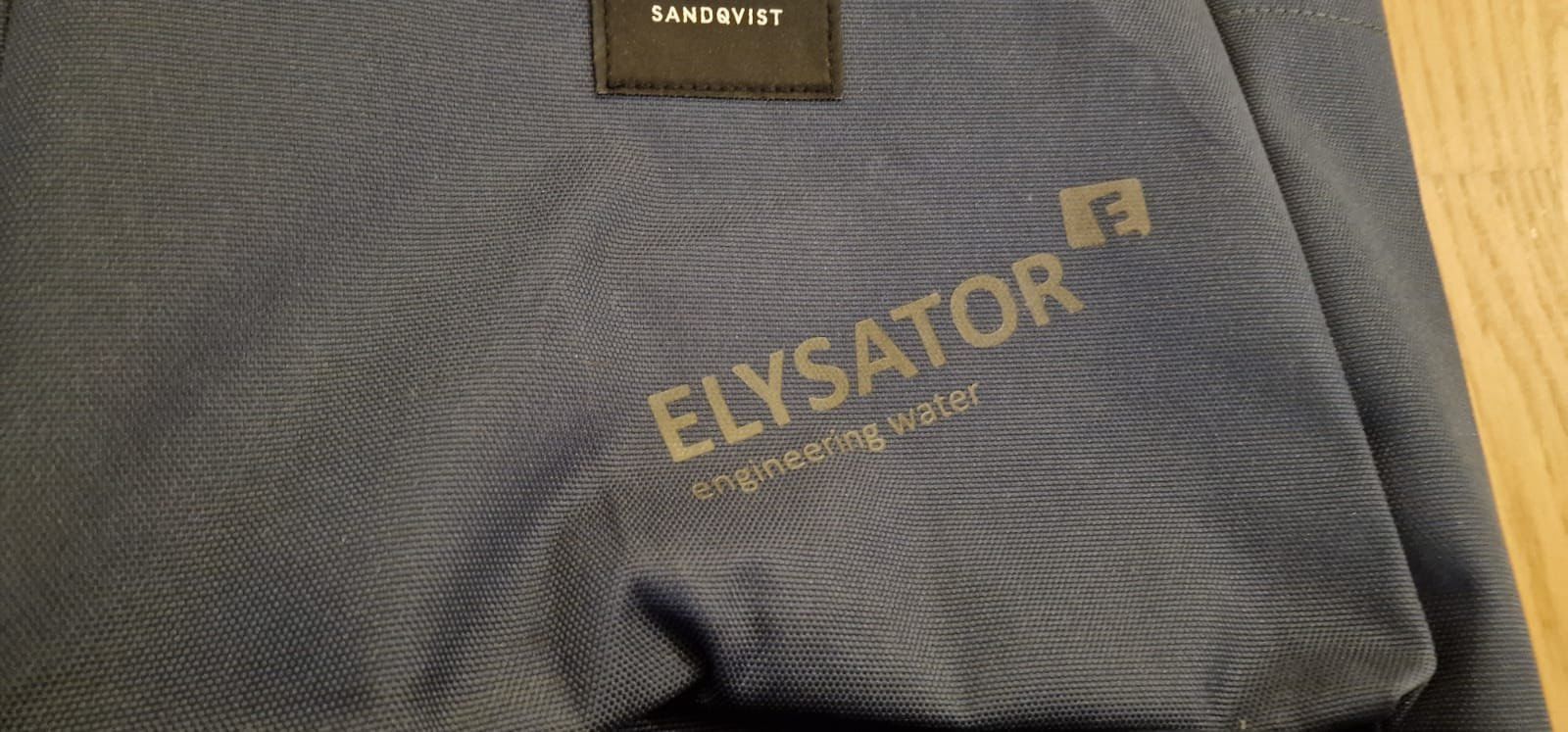 Zaini: SANDQVIST Rucksack ELYSATOR Dunkelblau Rolltop – Nuovo (secondo la descrizione) da Chur venduto da IONTEQ 1