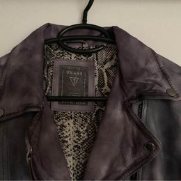 GUESS Lederjacke Gr. L Lilablaugrau