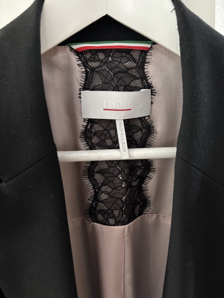 Cinque Giacche: Cinque Blazer schwarz mit Spitzendetail Grösse 36 – Nuovo (secondo la descrizione) da Gelterkinden venduto da BuyMe 1