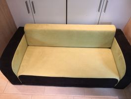 Schickes Bettsofa, neuwertig, hellgrün/schwarz