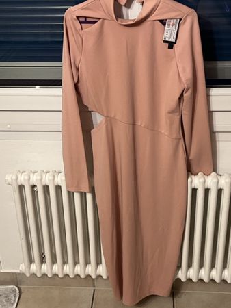 Elegante abito color pesca, perfetto per la primavera!