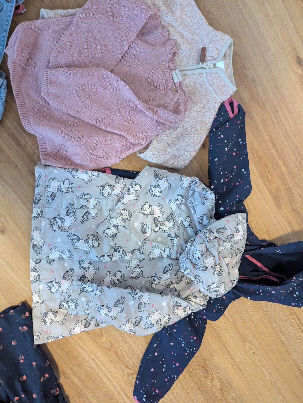 Lotti & Set di vestiti: Vielfältiges Mädchen Kleiderpaket Gr. 80 – Usato da Herisau venduto da Purdon01 1