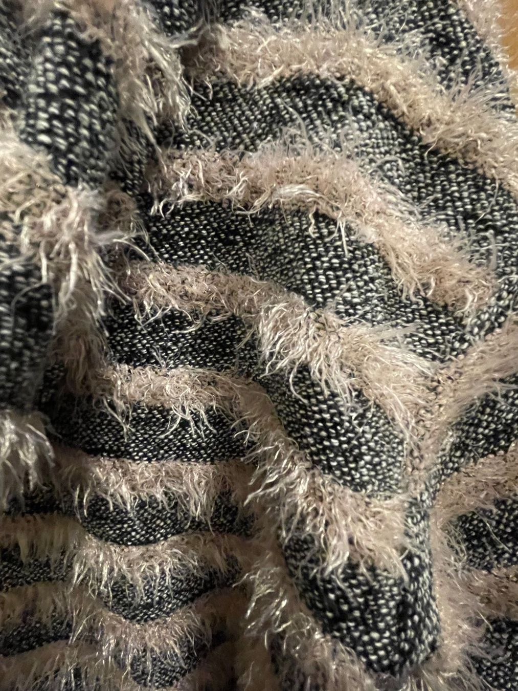 Giacche: Modische, weiche Strickjacke mit Fransen – Usato da Uster venduto da jelk 2