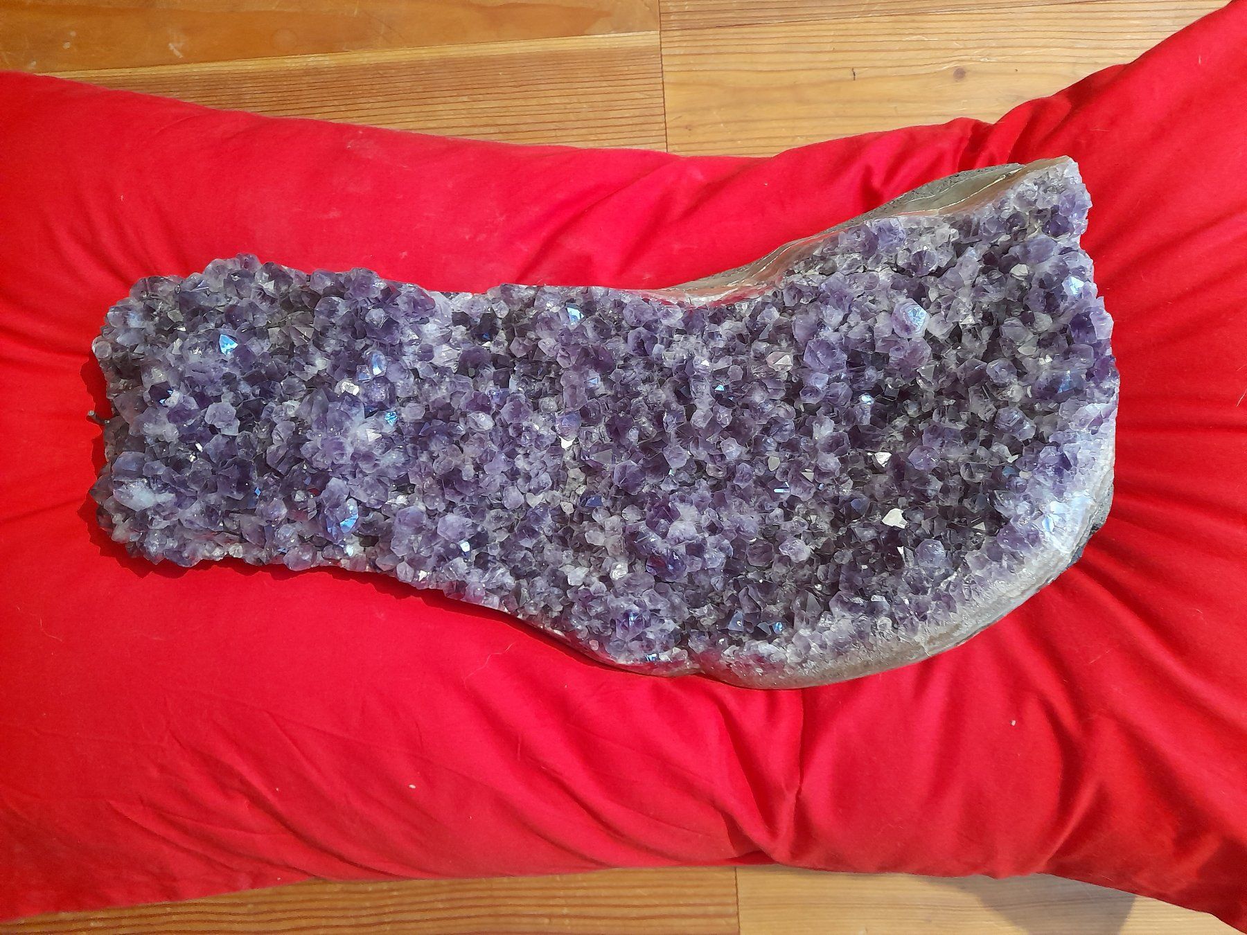 Pietre preziose: Amethystdruse 41 cm lang dunkler Amethyst – Usato da Leuggelbach venduto da schmetterlings-fee 1