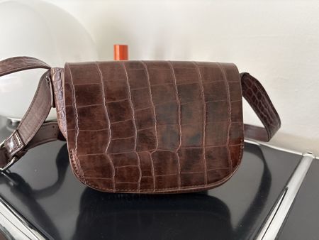 Umhängetasche in Kroko-Optik von Urban Outfitters