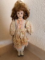 Porzellan Puppe Rosa floral Kleid guter Zustand