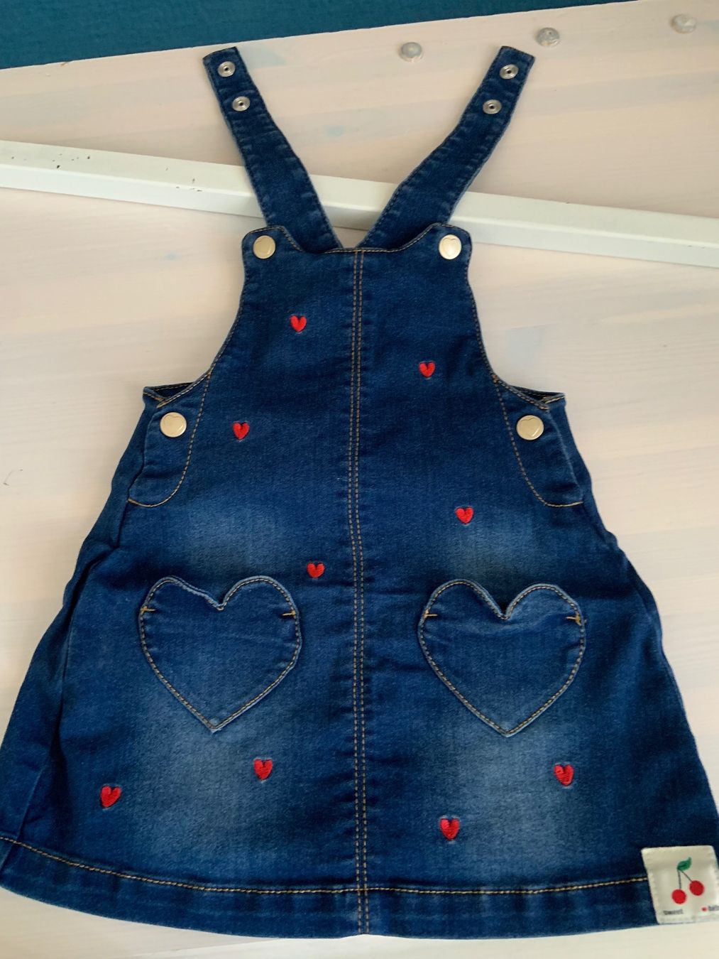 Vestiti & Gonne: Latzröckchen Jeans 74 – Nuovo (secondo la descrizione) da Birmensdorf ZH venduto da maca8485