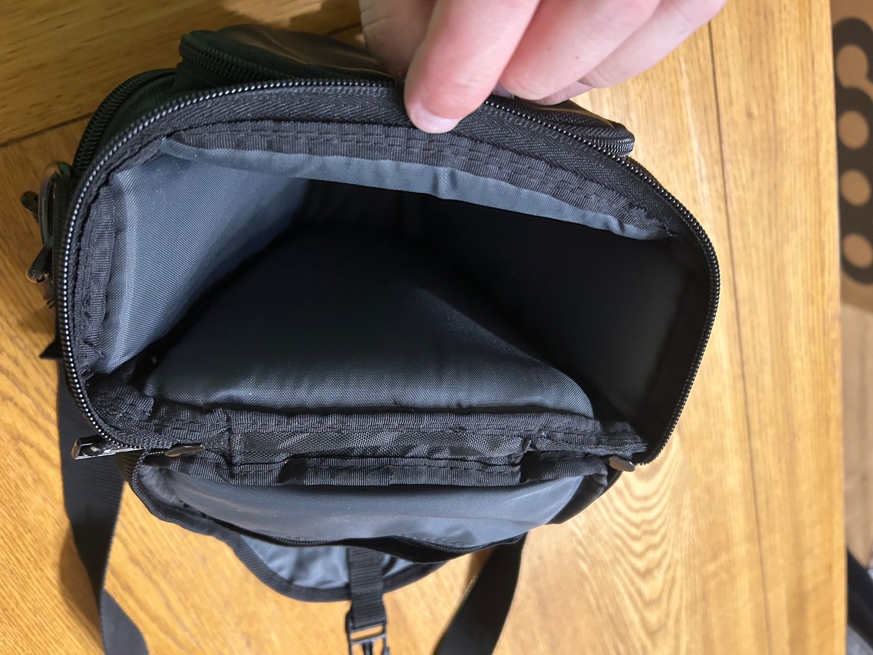 Borse: Sac pour appareil photo type reflex – Usato da Renan BE venduto da Niklos6 2