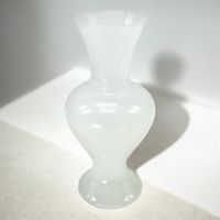 Superbe vase en opaline blanche