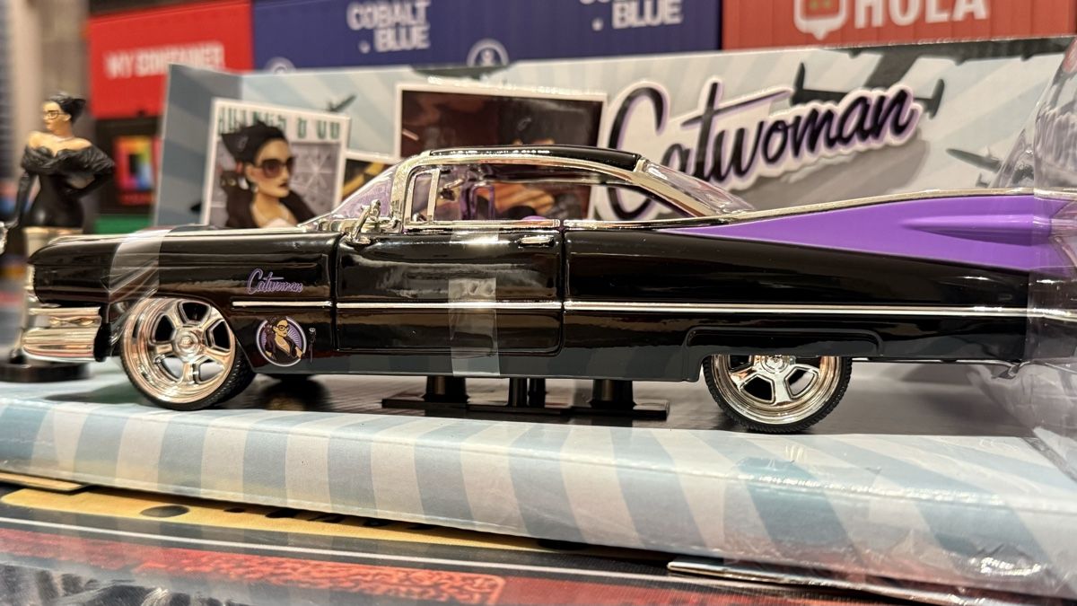 Modellautos: DC Comics Bombshells Catwoman & 1959 Cadillac – Gebraucht aus Basel von Zomeg 2