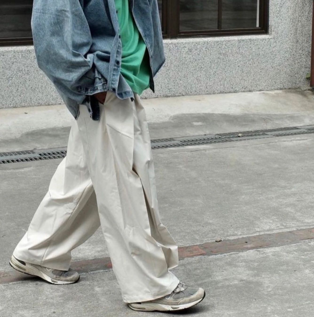 Pantaloni: Wide-leg Pleated Trousers ivory – Nuovo (secondo la descrizione) da Bad Ragaz venduto da leadaria