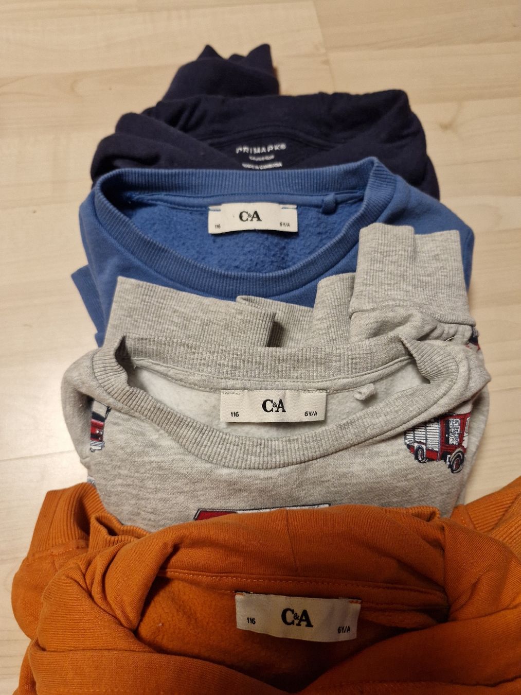 C&A Lotti & Set di vestiti: 2Pullis, 2 Hoddis Gr.116 – Usato da Disentis/Mustér venduto da epa_862v 8