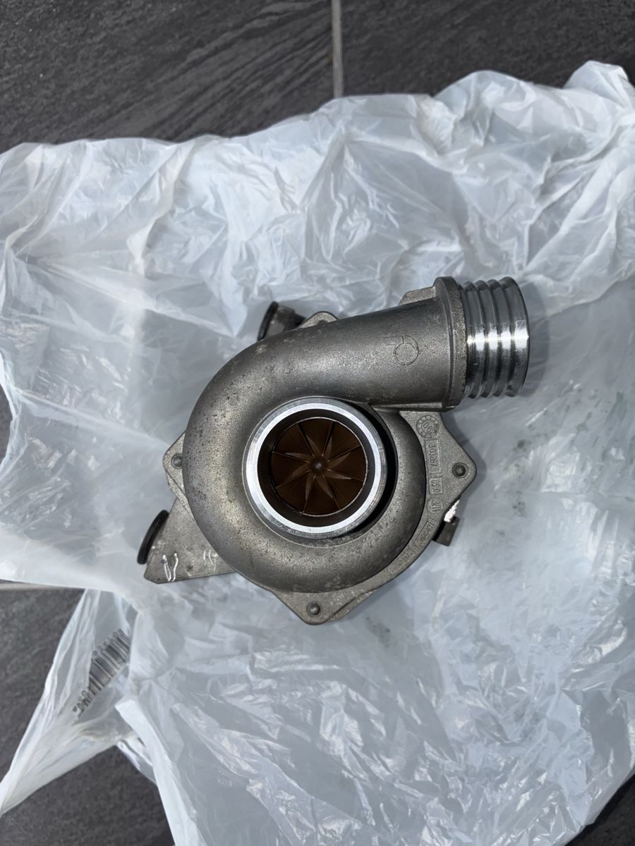 Toutes les pièces auto: BMW E90 Wasserpumpe – D'occasion à Emmenbrücke par nne_hm9j