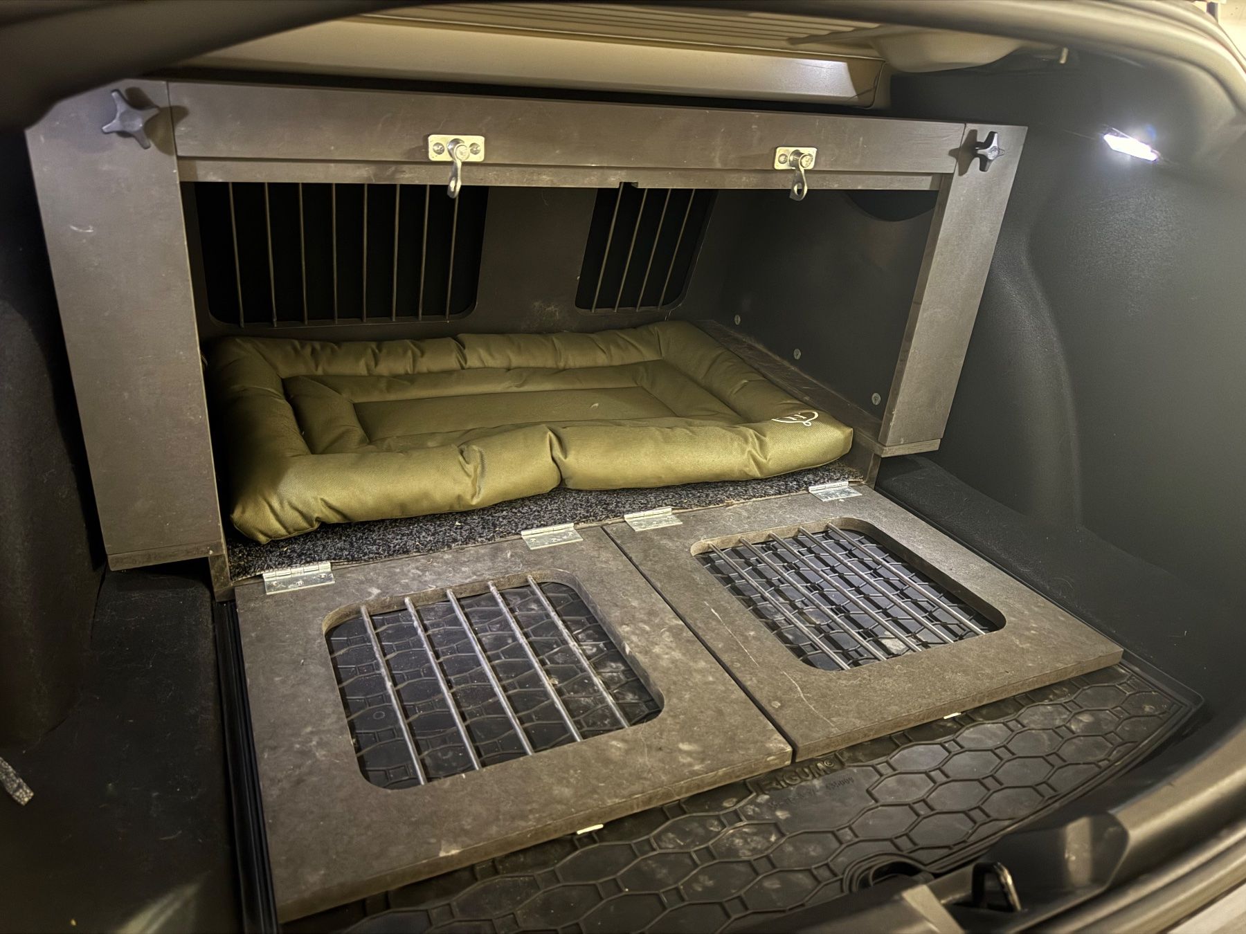 Cucce & Letti: Tesla Model 3 TM3-Hundebox – Usato da Wetzikon ZH venduto da nin_yjd7 1