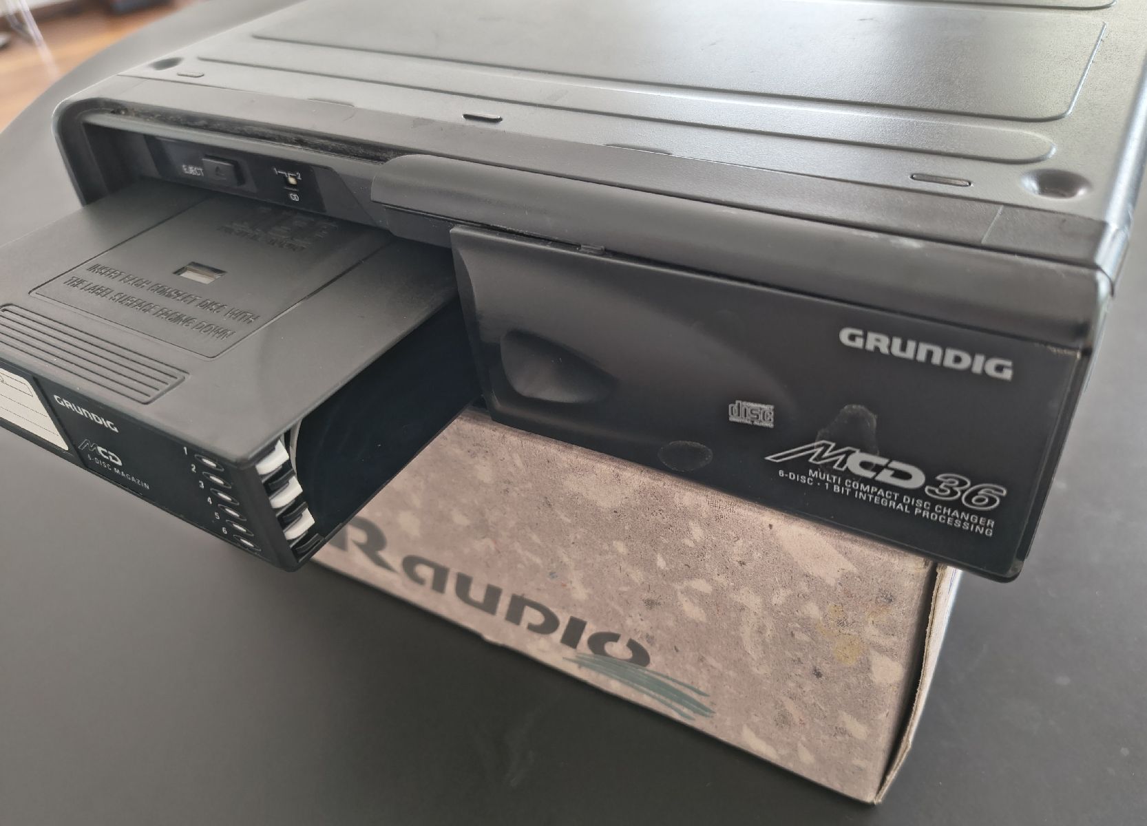 Grundig Radio: GRUNDIG Autoradio und CD-Wechsler – Usato da Oberglatt ZH venduto da ang_7znb 8