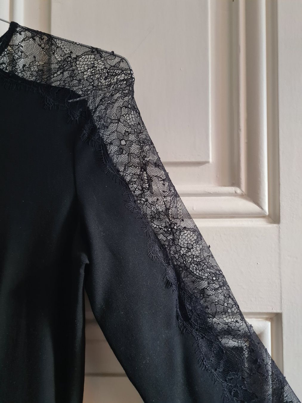 Sandro Kleider: Robe Sandro noire, manches dentelle T34 – Gebraucht aus Genève von Tresor305 1