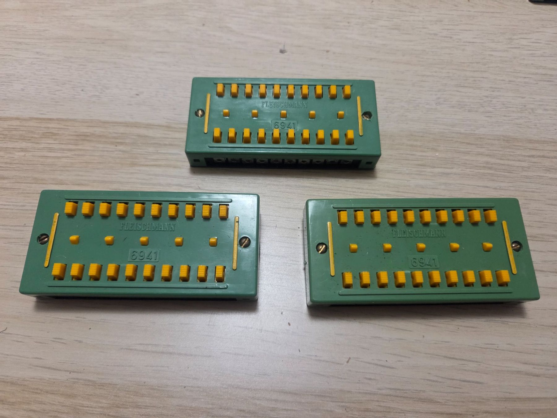 Fleischmann Modelleisenbahnen: Fleischmann 3 x 6941 Verteilerplatten – Gebraucht aus St-Aubin-Sauges von Lo_Go