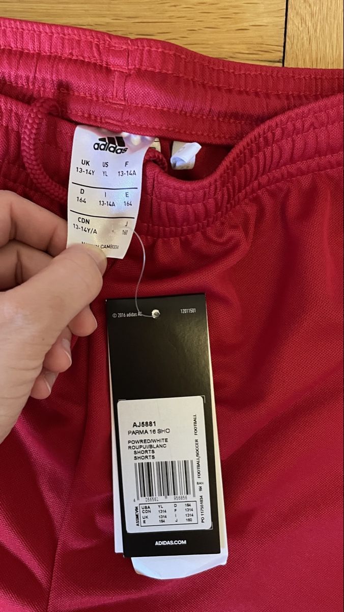 Adidas Hosen: Adidas Shorts rot  – Neu und originalverpackt aus Olten von ctuc 1