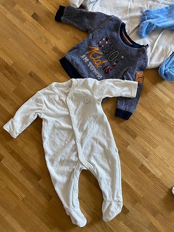 Lotti & Set di vestiti: Kleiderpaket + Schlafsack Gr. 86-74 – Usato da Zürich venduto da car_zzr5 2
