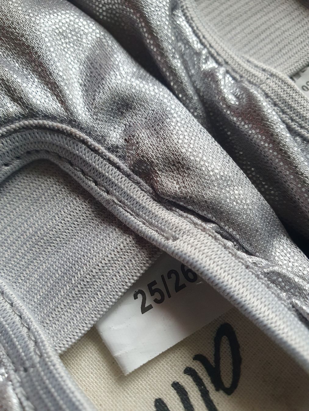 Scarpe per ragazzi: Turnschläppli, silbrig glänzend Grösse 25/26 – Usato da Zürich venduto da cha_bfl5 2