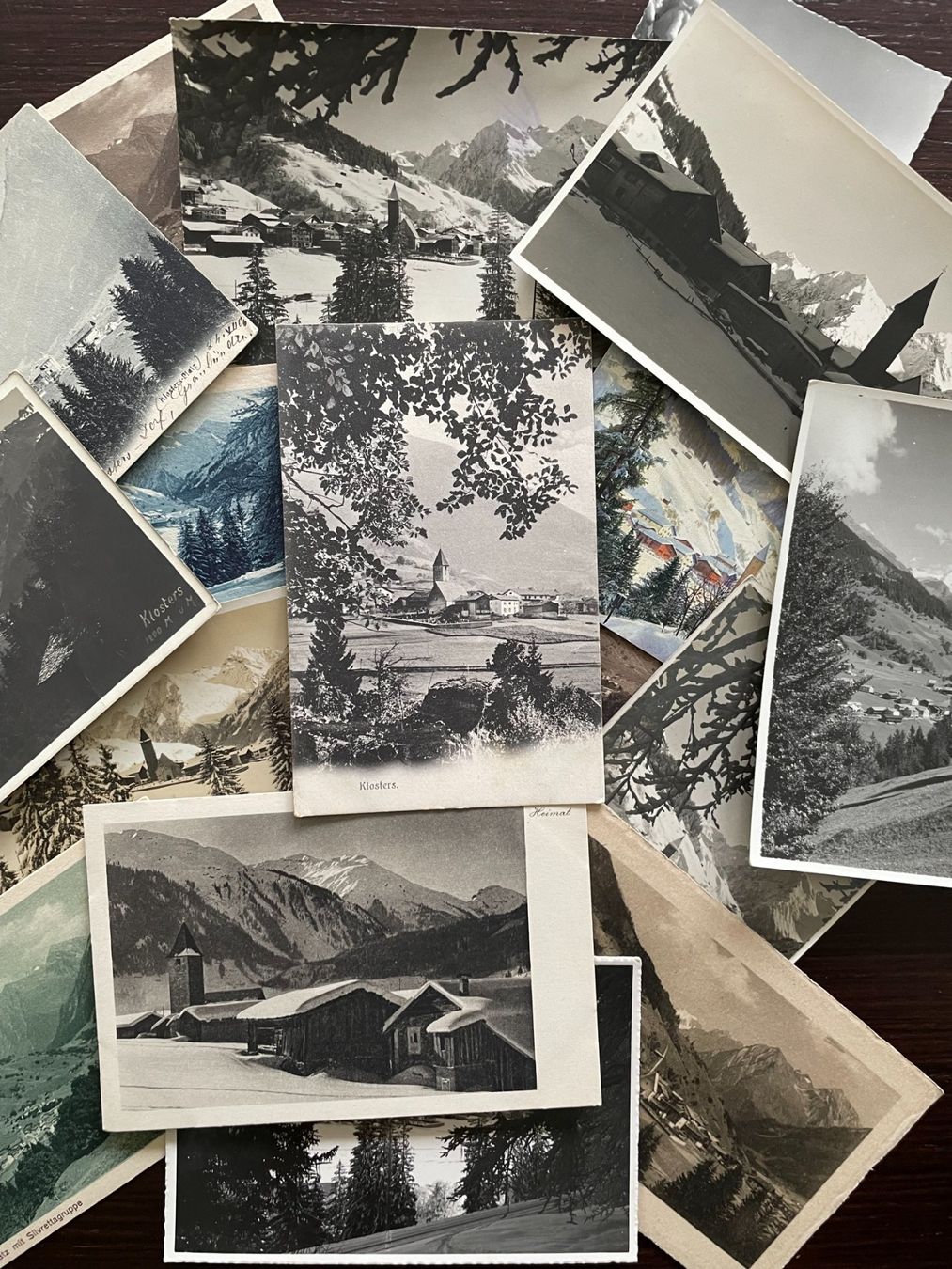 Cartoline postali: KLOSTERS Teilansicht mit Kirche, 17 Ansichtskarten – Usato da Wald ZH venduto da TLILEF