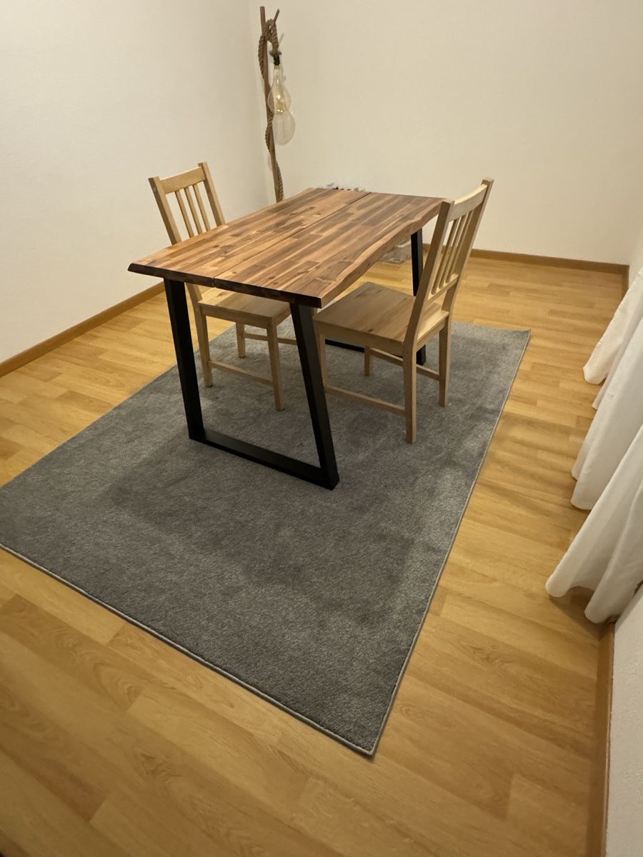 Set di tavolo e panche: Esstisch mit zwei Stühlen und Teppich – Usato da Jona venduto da Sweet01