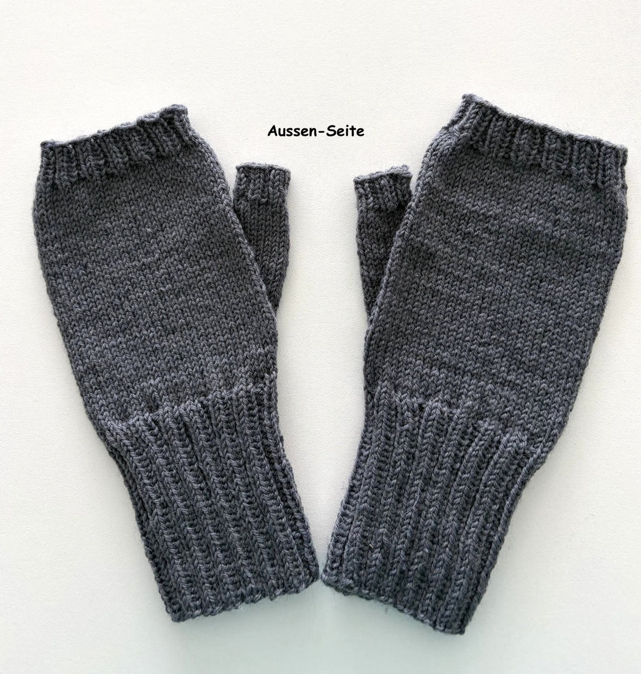 Guanti & manicotti: Handschuhe grau, fingerfrei und handgestrickt – Nuovo e nell'imballaggio originale da Täuffelen venduto da sohalt
