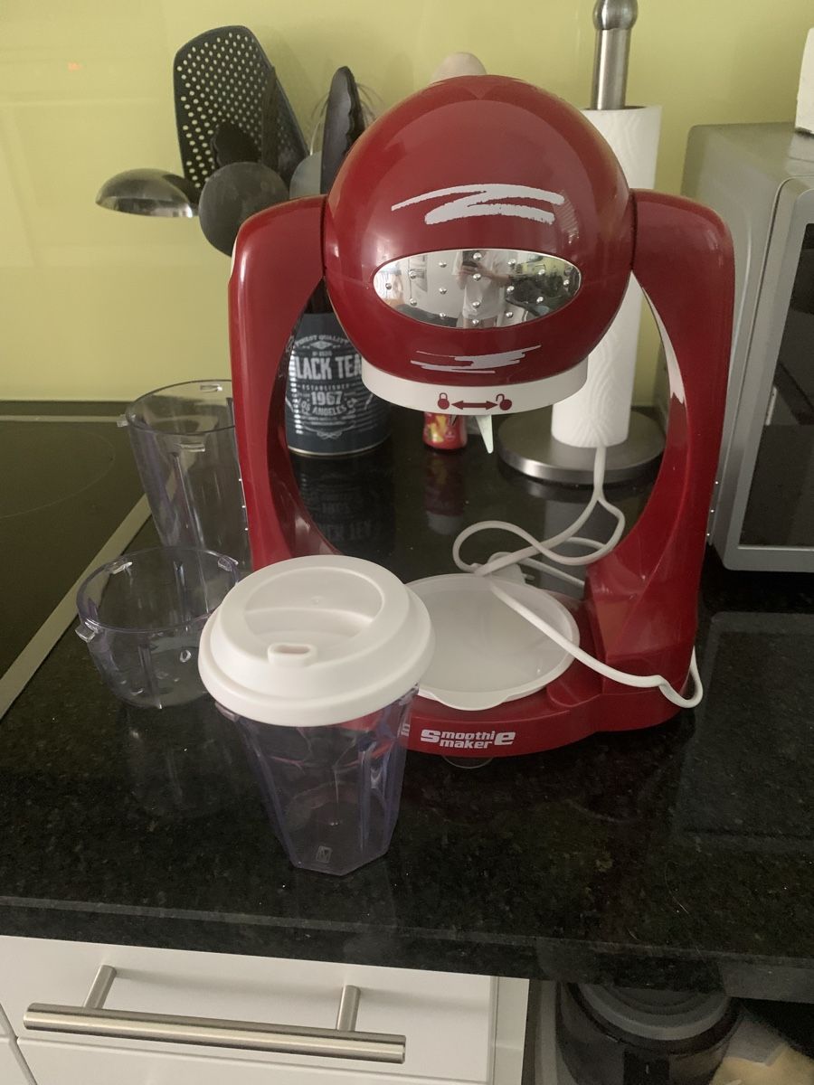 Elettrodomestici da cucina: Smoothie Maker rot mit Becher gebraucht – Usato da St.Gallen venduto da Manu_3894 1
