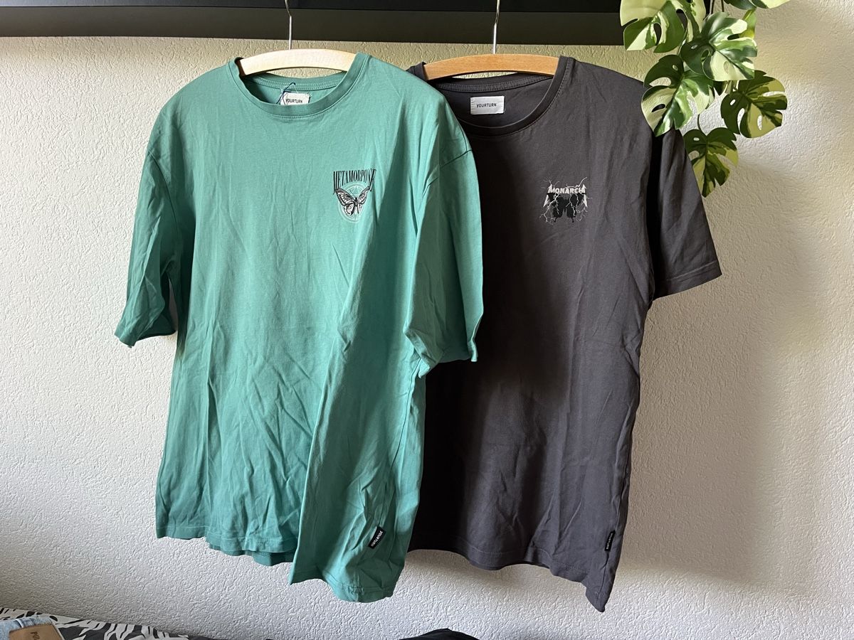 Kleiderpakete: 2 t-shirts XS 🦋 – Gebraucht aus Bramois von cyr_sb8d