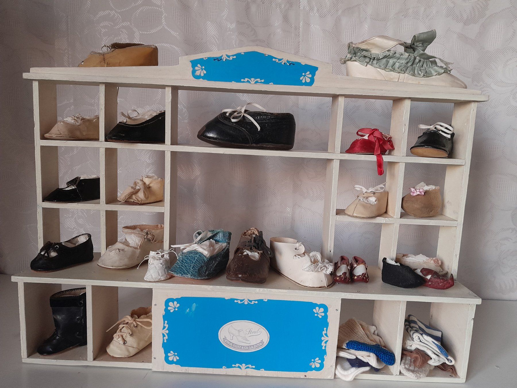 Scaffali: Appenzeller Schuh Regal, 23 Einzelschuhe, Strub, Glutz Olten – Usato da Schwarzenbach SG venduto da utschu09