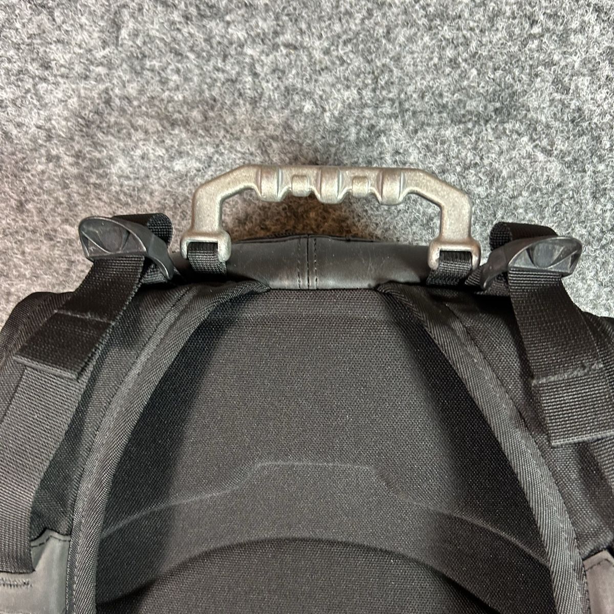 Oakley Zaini: Oakley Sac à dos noir – Nuovo (secondo la descrizione) da La Sagne NE venduto da Matlasape 3