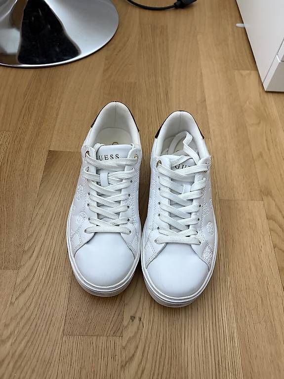 Damenschuhe: Sneaker Guess – Gebraucht aus Spiez von deborahsarahhh