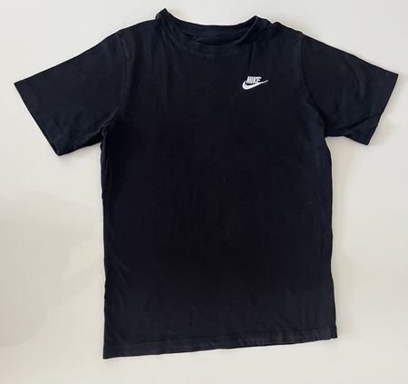 Nike T-Shirt schwarz Grösse 158 - 170 guter Zustand